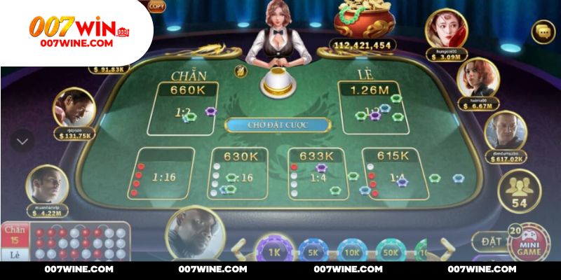 Tập trung lắng nghe đến từng tiếng động nhỏ nhất của viên xí ngầu